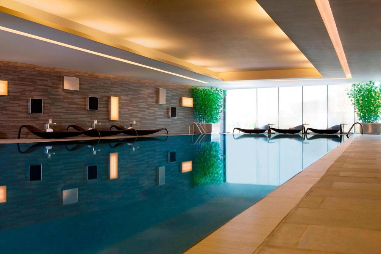 Hong Kong Skycity Marriott Hotel Dış mekan fotoğraf The swimming pool at The Spa at The Landmark
