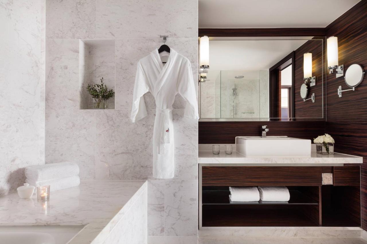 Hong Kong Skycity Marriott Hotel Dış mekan fotoğraf A bathrobe hanging on a shower door