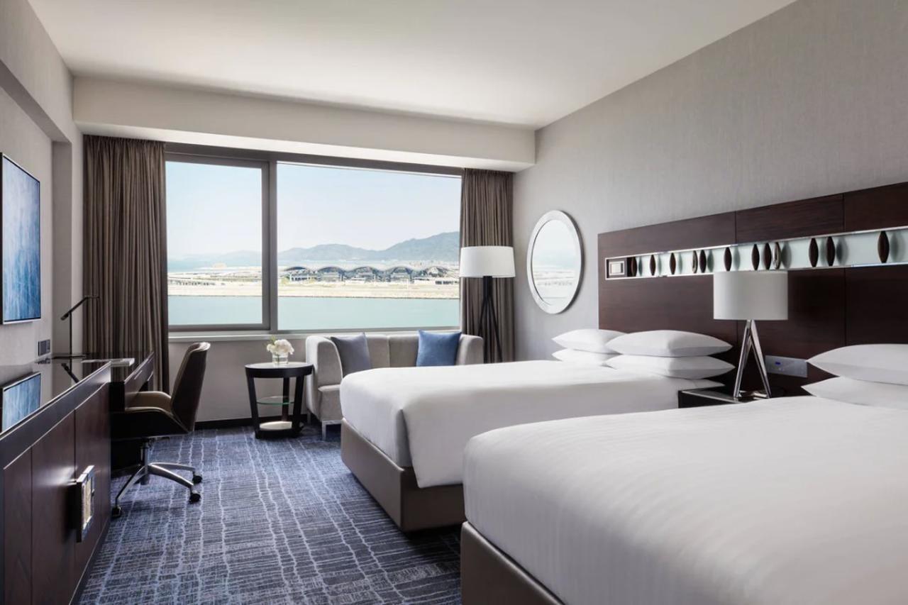 Hong Kong Skycity Marriott Hotel Dış mekan fotoğraf A guest room at the hotel