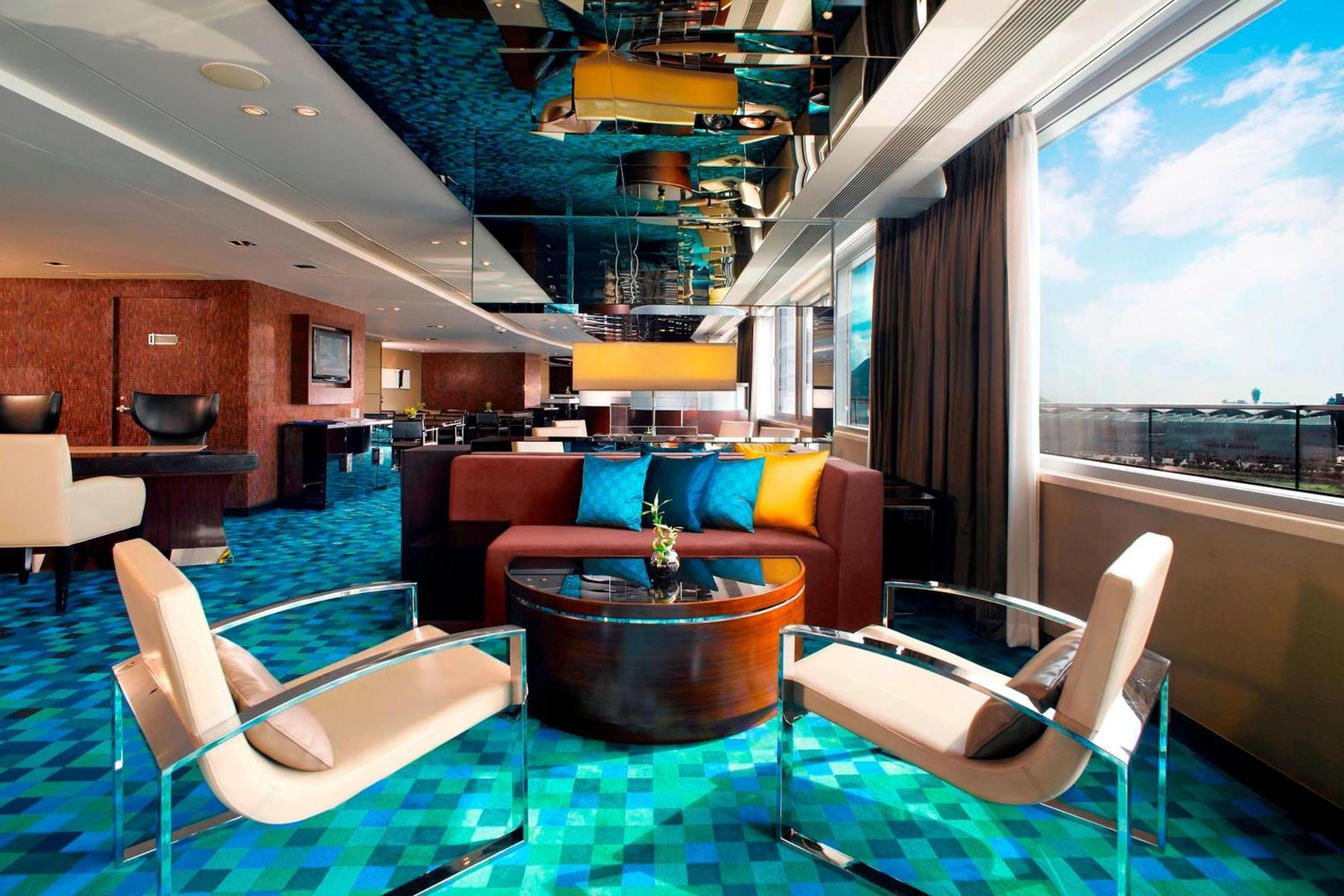 Hong Kong Skycity Marriott Hotel Dış mekan fotoğraf The Club lounge at KLIA