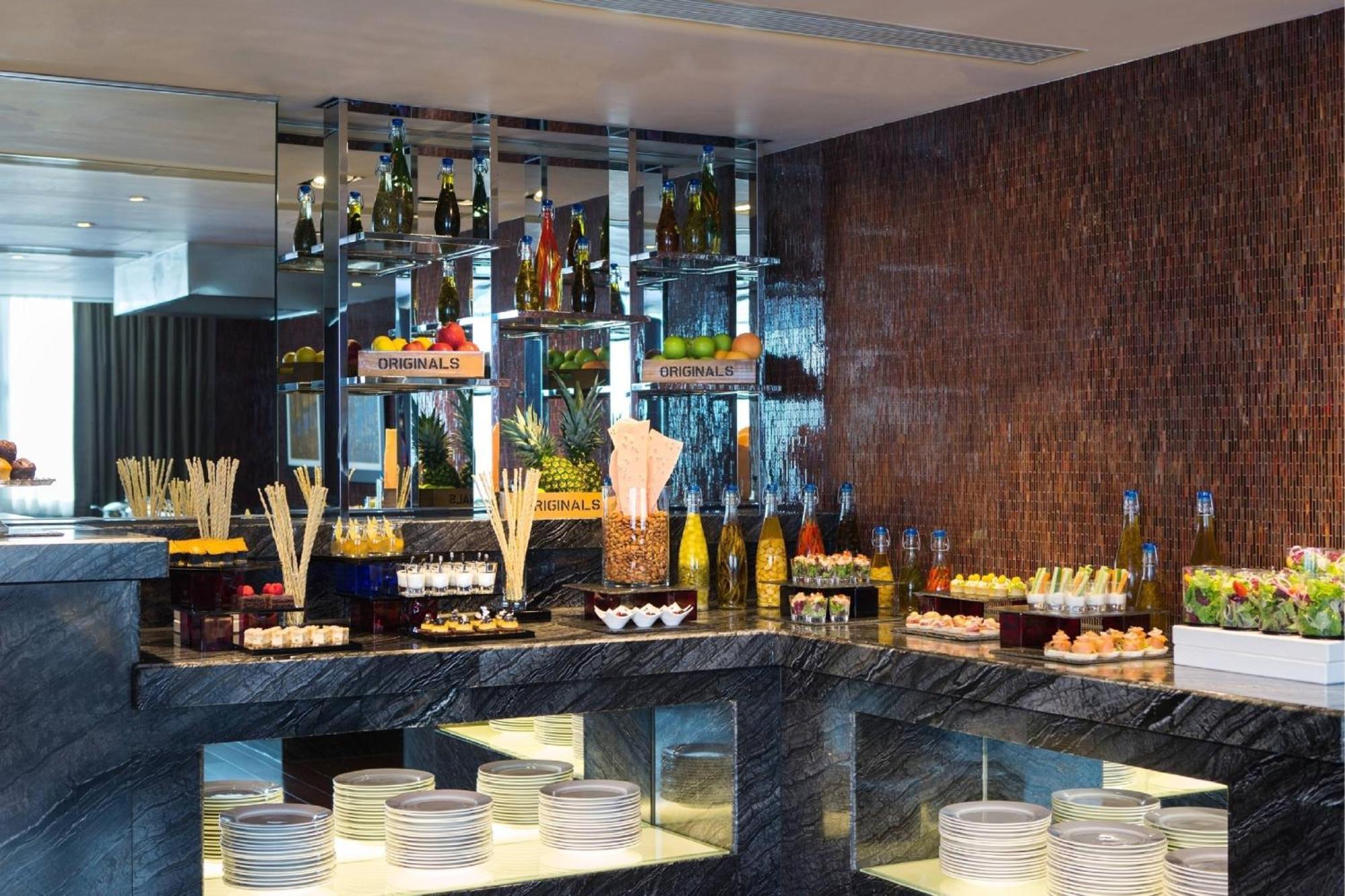 Hong Kong Skycity Marriott Hotel Dış mekan fotoğraf A buffet at a hotel