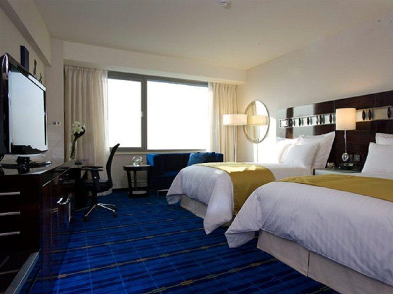 Hong Kong Skycity Marriott Hotel Oda fotoğraf A room at the Renaissance Boston Harborview
